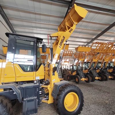 Carregador compacto amarelo com motor Euro 5 para manuseio de material preciso