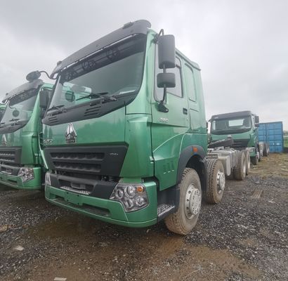 Sistema de travagem hidráulica caminhão de tração branco pesado com pneus e personalização