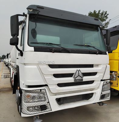 Caminhão de distribuição de água Sinotruk HOWO 6X4 com um pacote de peso bruto de 13570.000 kg