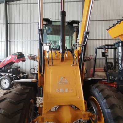 Carregador compacto amarelo com motor Euro 5 para manuseio de material preciso