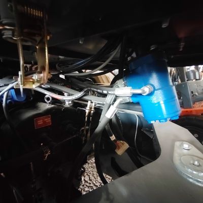Carregador compacto amarelo com motor Euro 5 para manuseio de material preciso