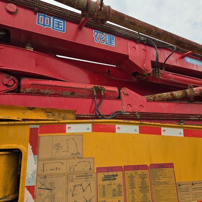 Caminhão de bombeamento de chassis Sinotruk com cabina de ar condicionado e sistema de direção hidráulica
