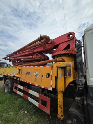 Caminhão de bombeamento de chassis Sinotruk com cabina de ar condicionado e sistema de direção hidráulica