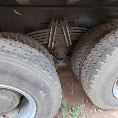 6X4 Sinotruk Caminhão de descarga Chassis Carga pesada de aço carbono Caixa de carga Motor Capacidade 4-6L
