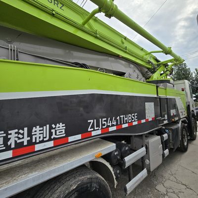 Estilo de elevação frontal Chassis Sinotruk Pump Trucks Capacidade de carga 21-30t Assentos ≤5