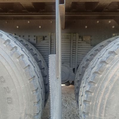 Tipo de descarga usado Estilo de elevação frontal Chassi de camião de descarga pesado em boas condições