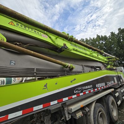 8×4 Roda motriz Chassis Sinotruk Bomba de concreto montada em caminhão com sistema de direção hidráulica