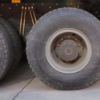 Desenho de pneus sem tubos Sinotruk HOWO 8X4 caminhão para a Nigéria África Fabricantes