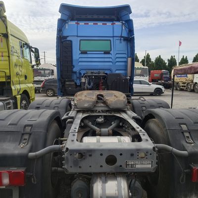 8×4 Zz4257n3247e1h 480 CV camião de reboque de semi-reboque a GNC com tanque de combustível de 1000 L e ≤5 lugares