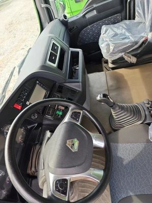 Chassi de caminhão de descarga Sinotruk equipado com ar-condicionado e motor a diesel potente