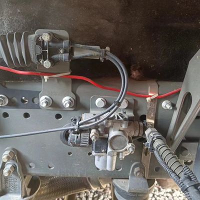 Caminhão-trator a GNC de 480 CV com motor de suspensão pneumática com capacidade de tanque de combustível &gt; 8L 400L