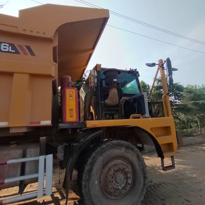 Caminhão-trator de carga de alta potência 351-450hp com chassi Sinotruk e direção hidráulica