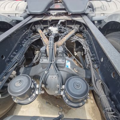 Chassi de descarga com sistema de direção hidráulica assistida e capacidade do motor de 4-6 litros