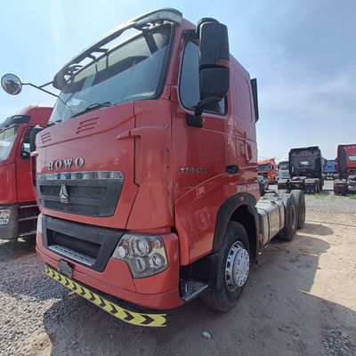 Modelo de camião vermelho HOWO T7h 440 para transporte de carga pesada dentro de um semi-reboque tractor