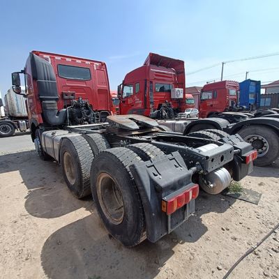 Modelo de camião vermelho HOWO T7h 440 para transporte de carga pesada dentro de um semi-reboque tractor