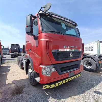 Modelo de camião vermelho HOWO T7h 440 para transporte de carga pesada dentro de um semi-reboque tractor