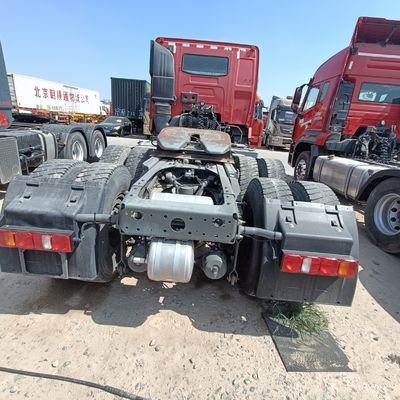 Modelo de camião vermelho HOWO T7h 440 para transporte de carga pesada dentro de um semi-reboque tractor