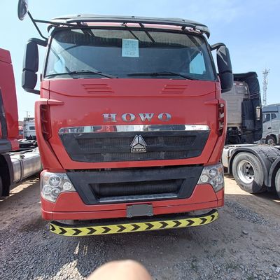 Modelo de camião vermelho HOWO T7h 440 para transporte de carga pesada dentro de um semi-reboque tractor