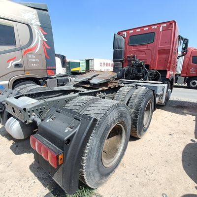 Modelo de camião vermelho HOWO T7h 440 para transporte de carga pesada dentro de um semi-reboque tractor