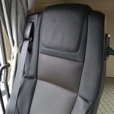 Caminhão-retrator com depósito de combustível de 600L, com assento do condutor com suspensão pneumática e capacidade do motor &gt; 8L