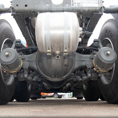 Caminhão-trator avançado com capacidade de carga de 31-40 t, suspensão aérea do assento, com tanque de combustível de 1000 l