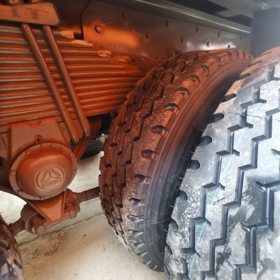 Capacidade de carga de 30 t Sinotruck 6X4 Veículo de transporte pesado para a concepção de pneus sem tubos