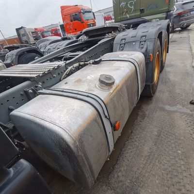 Sinotruck HOWO camião de reboque com depósito de combustível de 1000L ZZ4257N3247E1H e 6 meses