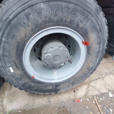 Trator de tanque de combustível de 600L com motor de 480 CV e cadeira do condutor de suspensão pneumática