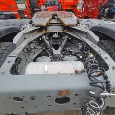 Trator de tanque de combustível de 600L com motor de 480 CV e cadeira do condutor de suspensão pneumática