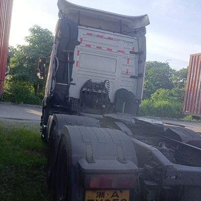 Reboque de carga pesada tornado fácil com o poderoso Volvo Tractor Truck e o assento de suspensão aérea