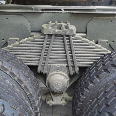 Caminhão de descarga de chassi Sinotruk personalizado com design de pneus sem tubos e assistência de energia