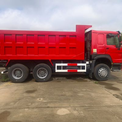 Chassis e pneus Sinotruk utilizados na estrutura de veículos industriais para tarefas pesadas