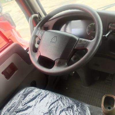 Chassis e pneus Sinotruk utilizados na estrutura de veículos industriais para tarefas pesadas