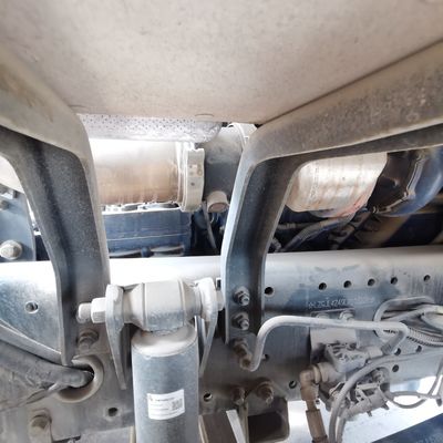 Chassi de caminhão pesado Sinotruk com direção hidráulica e design de pneus sem tubos