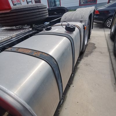Chassi de caminhão pesado Sinotruk com direção hidráulica e design de pneus sem tubos