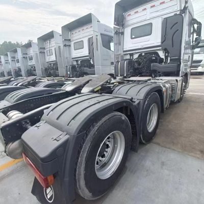 Experimente a potência de um tractor de 400 cv e assento de suspensão aérea para caminhões pesados