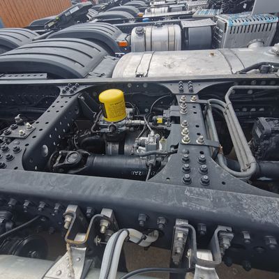 Certificação de pneus ECE Sinotruck 400HP Motor Suspensão aérea Assento do condutor Partes de semi-reboque