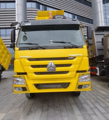 O cliente precisa de um caminhão articulado Sitrak com tanque de combustível de 600 litros e assento de suspensão aérea
