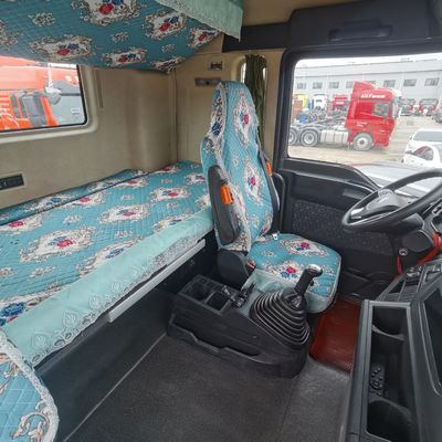 Suspensão aérea Assento do condutor Potente 480HP Motor e 6X4 Sinotruck Configuração