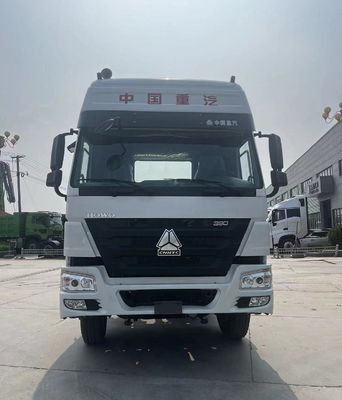 Veículo de reboque com direção hidráulica com características de construção robustas e motor diesel