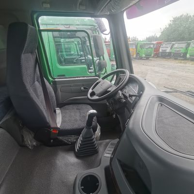 Sistema de travagem hidráulica caminhão de tração branco pesado com pneus e personalização