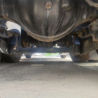 Caminhão pesado a diesel Delong X6000 1000L Tanque de combustível Semi-reboque de reboque com 5 lugares