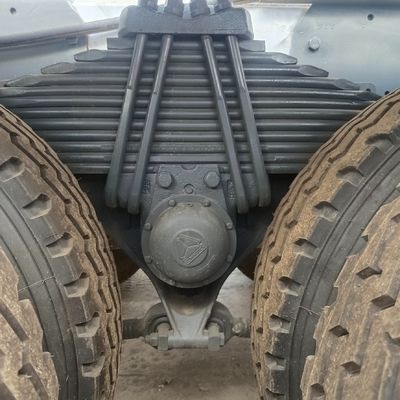Caminhão de mistura de cimento hidráulico off-road com cor e desempenho personalizados pela Sinotruk