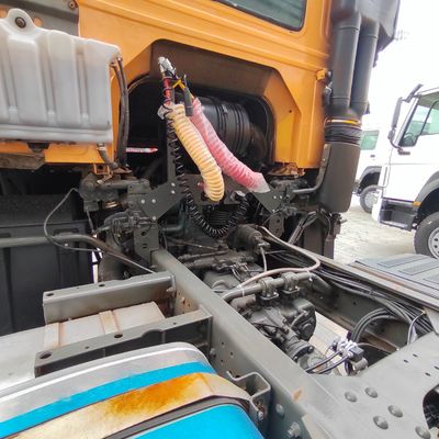 Caminhão de descarga hidráulico 6x4 com chassi Sinotruk e potência de 371 HP