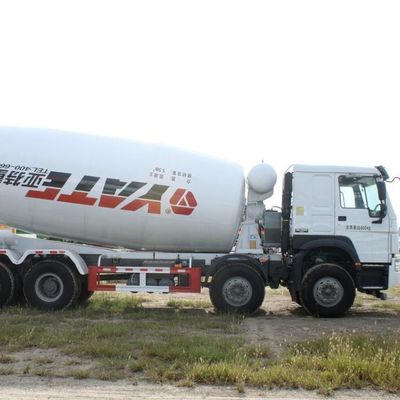 Modo de condução 8x4 Sinotruk Chassis Cement Mixer com direção hidráulica e assistência de energia