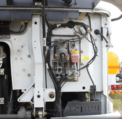 Modo de condução 8x4 Sinotruk Chassis Cement Mixer com direção hidráulica e assistência de energia