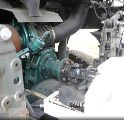 Modo de condução 8x4 Sinotruk Chassis Cement Mixer com direção hidráulica e assistência de energia