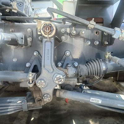 Caminhão de mistura industrial com sistema de direção hidráulica e 8 cilindros para mistura