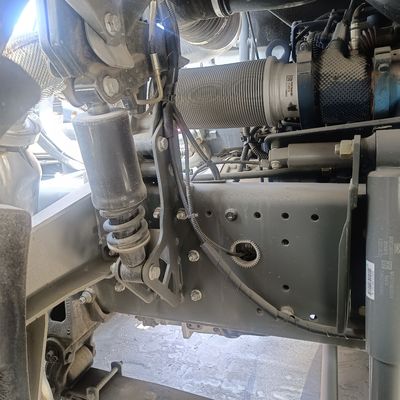 Caminhão de mistura industrial com sistema de direção hidráulica e 8 cilindros para mistura