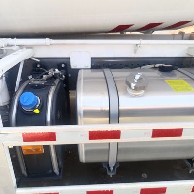 Caminhão de mistura de tanques Haowo usado Caminhão de mistura de betão Trator para aplicações pesadas